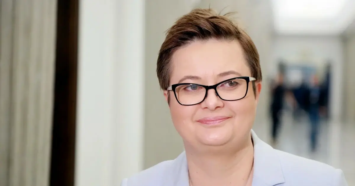 Katarzyna Lubnauer w jasnej marynarce i pastelowym naszyjniku podczas 2. posiedzenia Sejmu IX kadencji