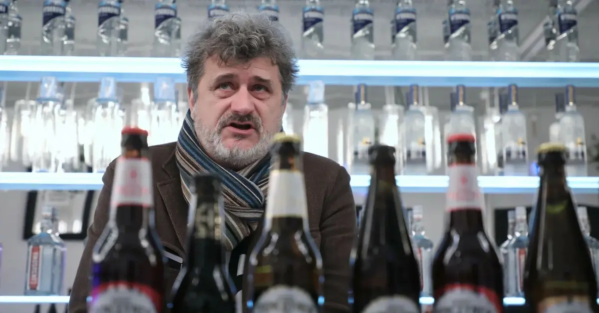 Janusz Palikot w towarzystwie butelek od piwa.