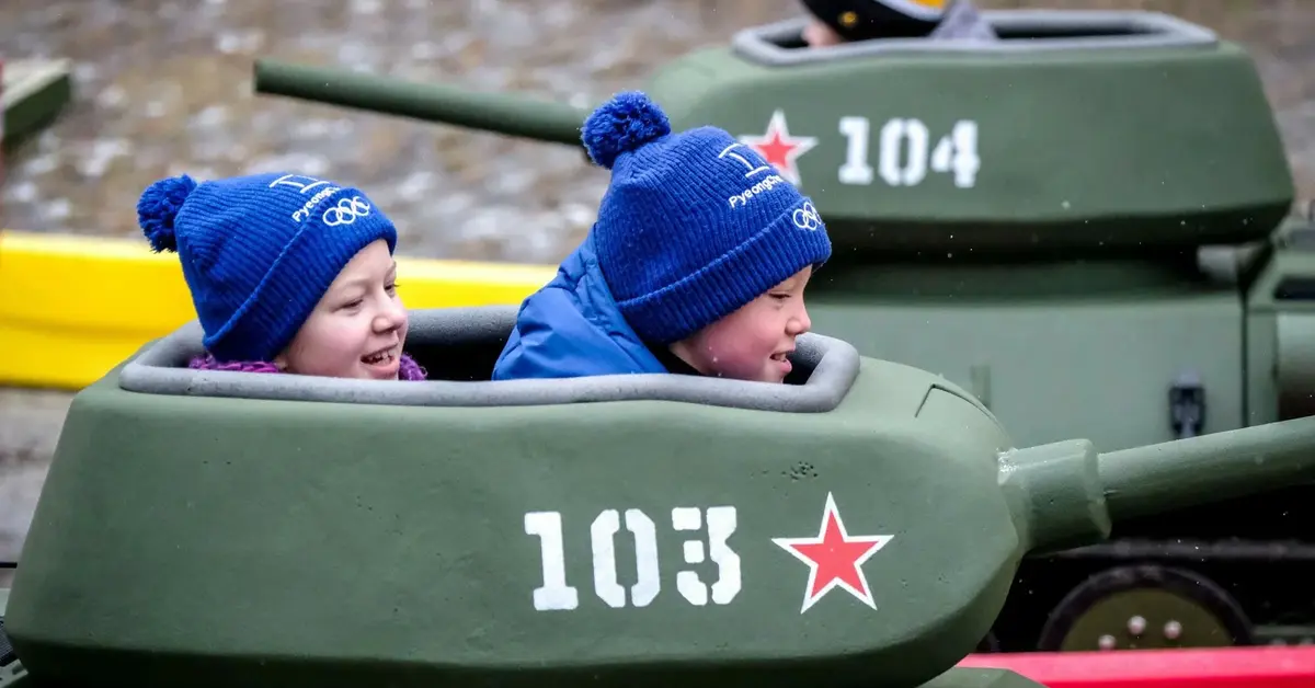 rosyjskie dzieci bawią się w czołgu