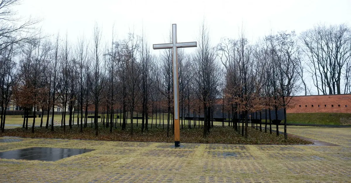 krzyż na cmentarzu w Katyniu