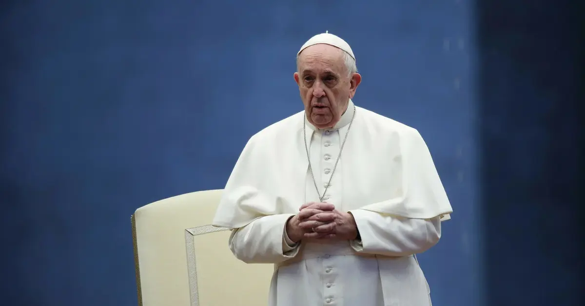 Papież Franciszek składa ręce.