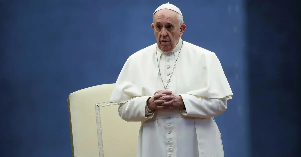 Papież Franciszek składa ręce.