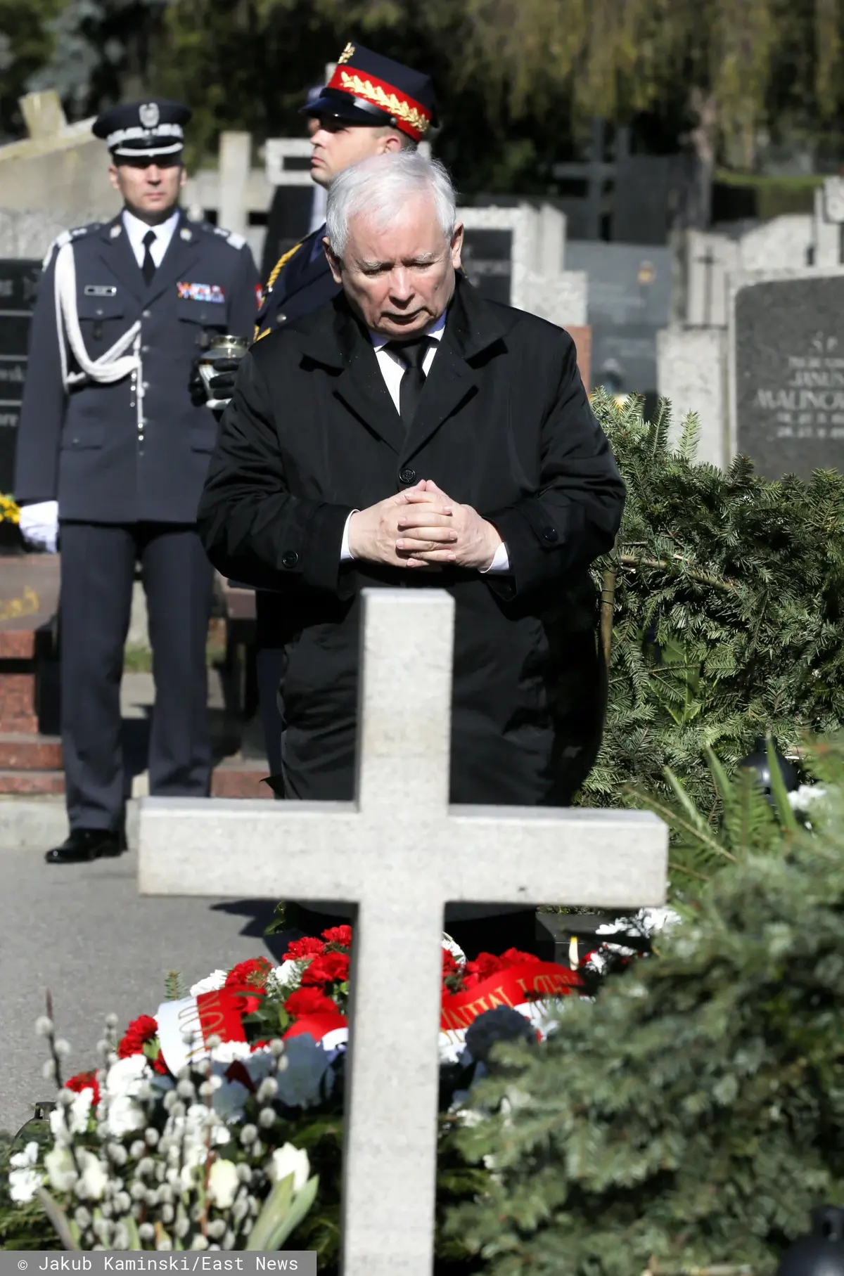 Jarosław Kaczyński na cmentarzu w dniu rocznicy Katastrofy Smoleńskiej