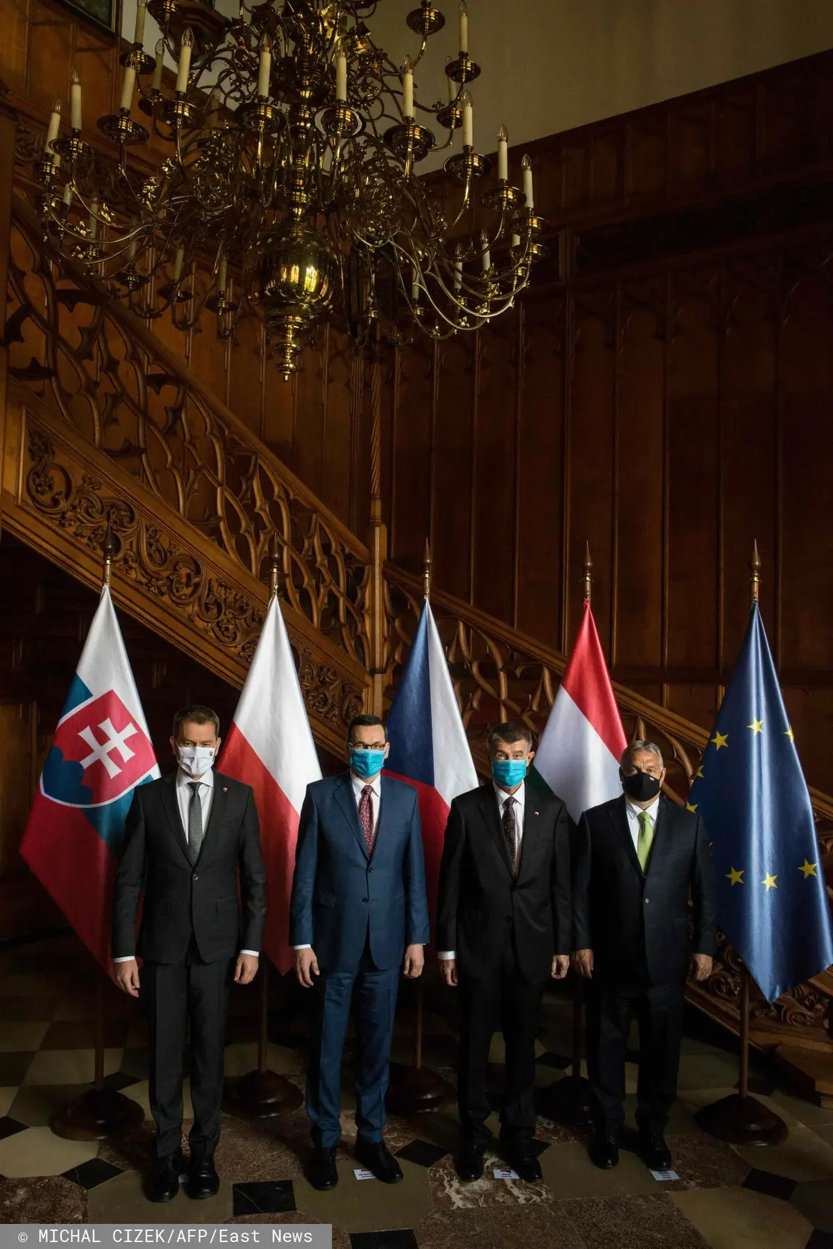 Premier Słowacji Igor Matovic, premier Polski Mateusz Morawiecki, premier Czech Andrej Babis i premier Węgier Viktor Orban pozują do zdjęcia grupowego na początku spotkania Grupy Wyszehradzkiej (V4) 11 czerwca 2020 r. w Chateau Lednice w Czechach. 