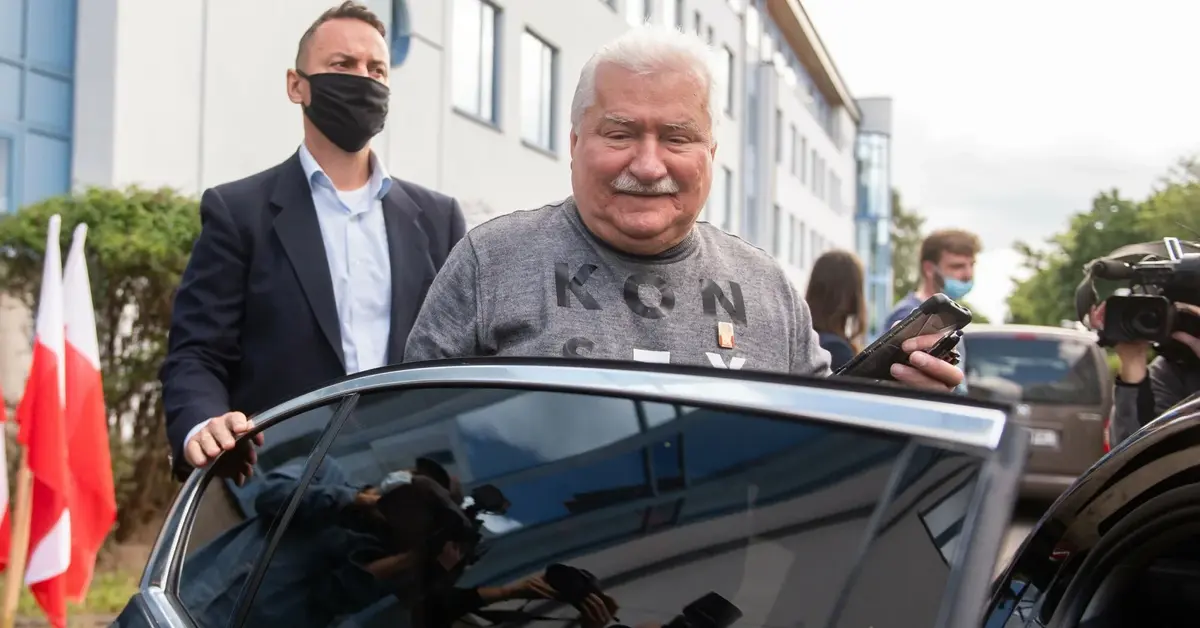 Lech Wałęsa wsiadający do limuzyny
