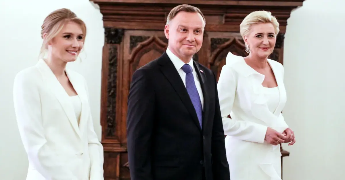 Kinga Duda w białym garniturze z prezydentem Andrzejem Dudą i prezydentową Agatą Dudą