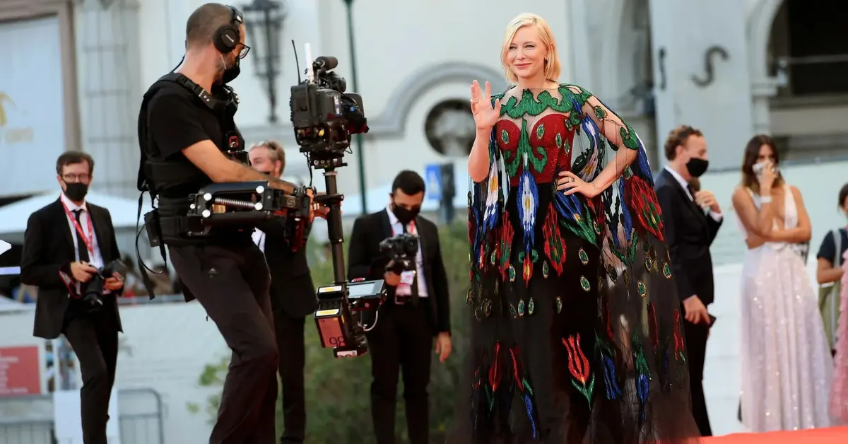 Cate Blanchett w sukience przed kamerą.