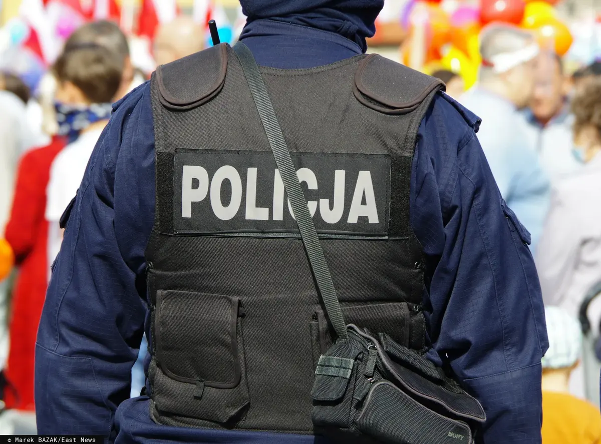 napis policja na plecach funkcjonariusza w kamizelce taktycznej