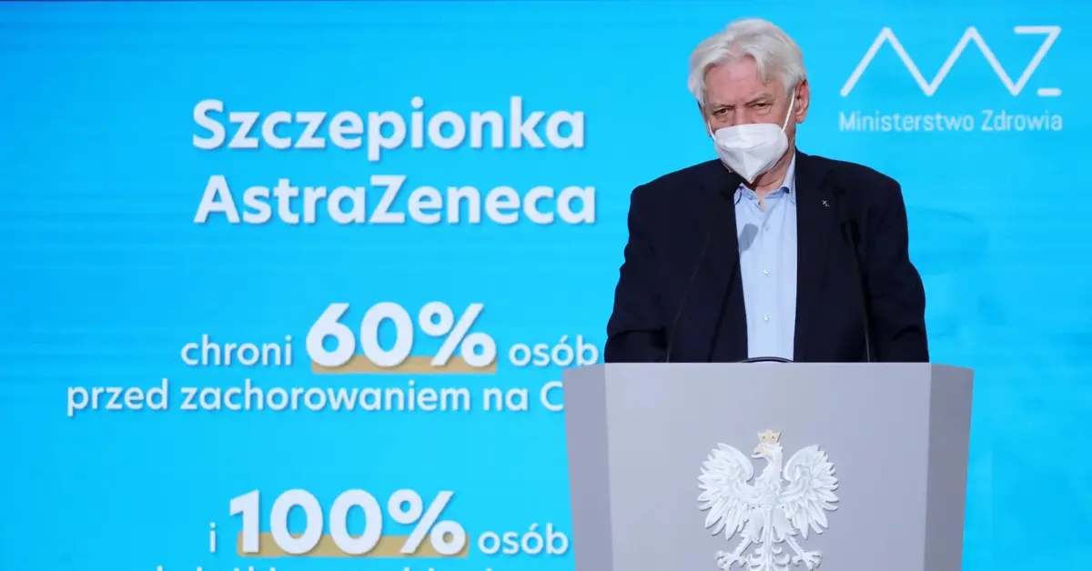 Prof. Andrzej Horban przemawiający w maseczce na konferencji prasowej.
