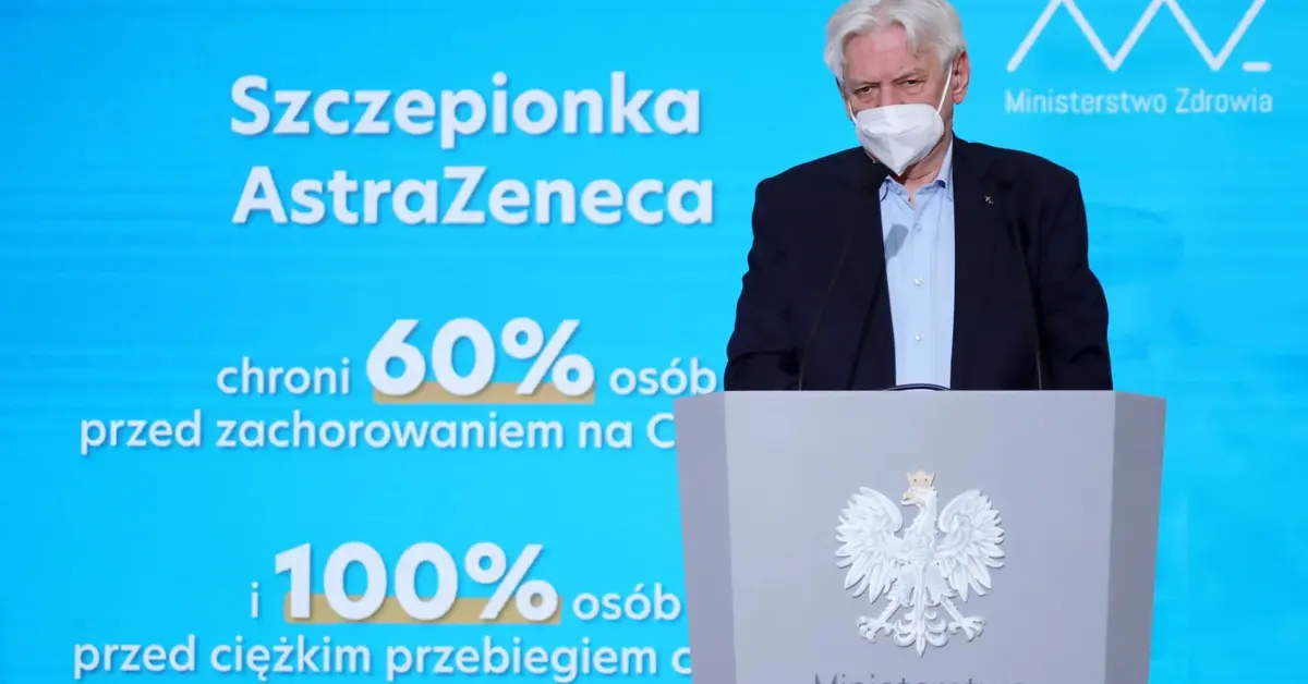 Prof. Andrzej Horban przemawiający w maseczce na konferencji prasowej.