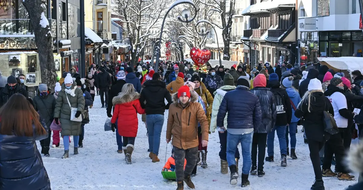 Tłum turystów na Krupówkach zimą
