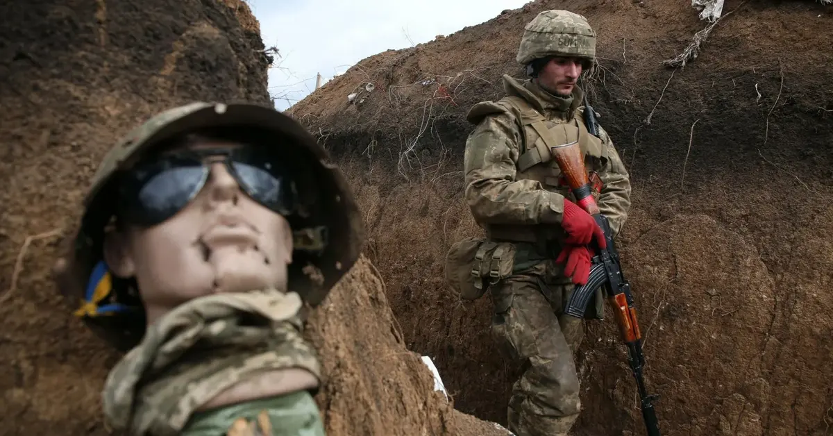 Ukraiński żołnierz oraz manekin w mundurze.