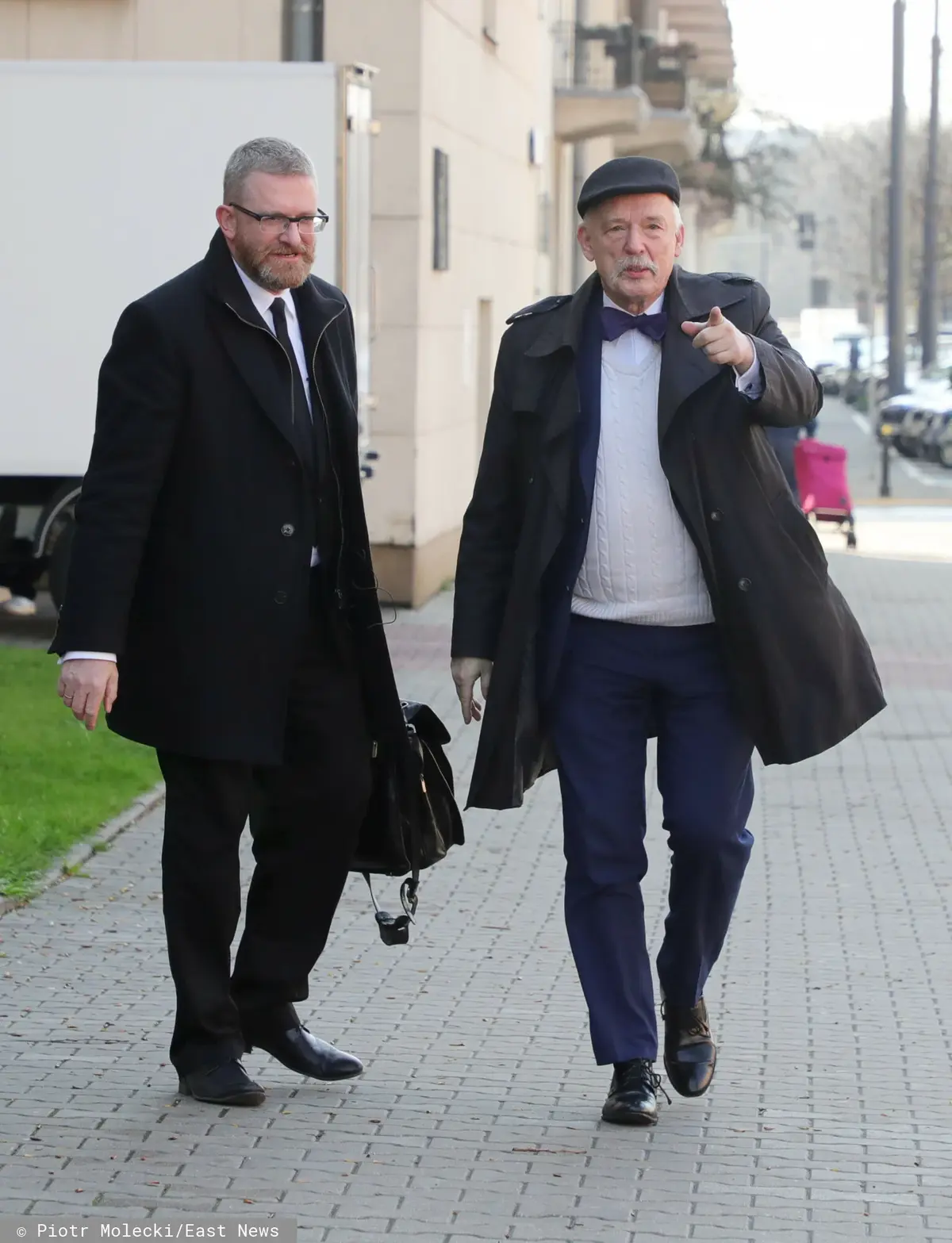 Grzegorz Brown idący obok Janusza Korwina-Mikkego