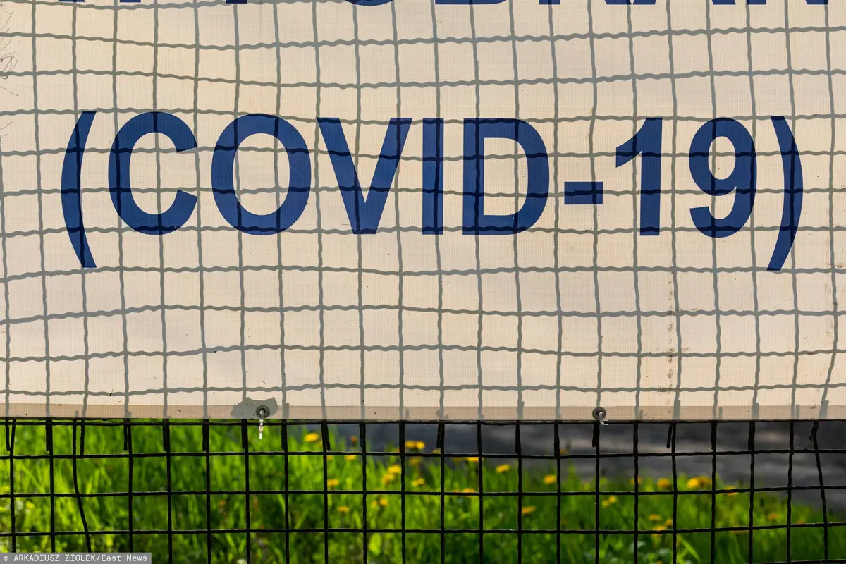 tabliczka z napisem COVID-19