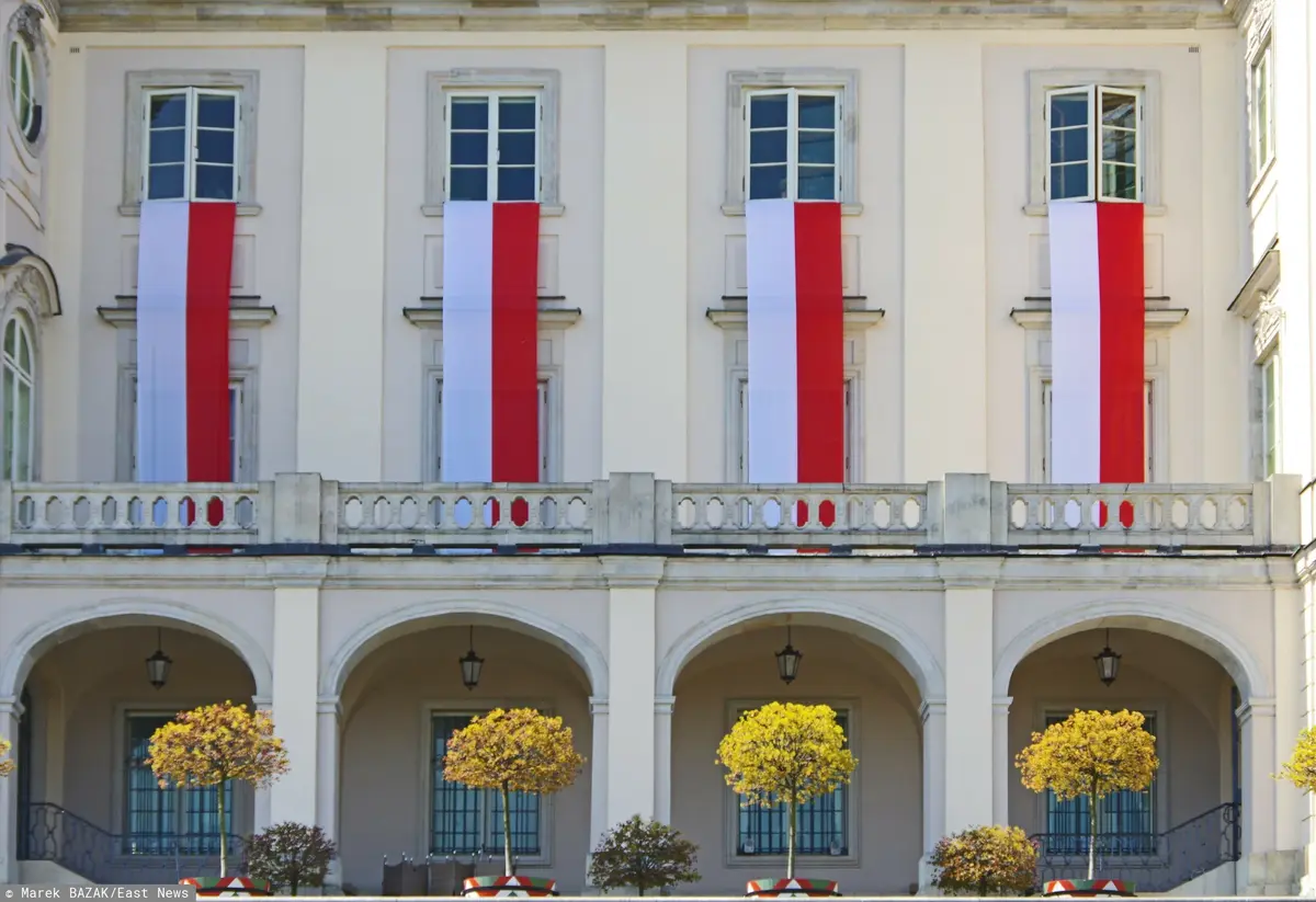 Cztery polskie flagi na budynku 