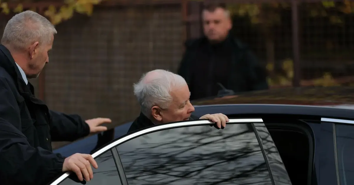 Jarosław Kaczyński wchodzący do samochodu
