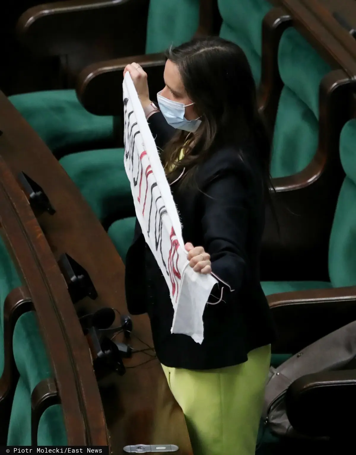 Klaudia Jachira z transparentem w Senacie