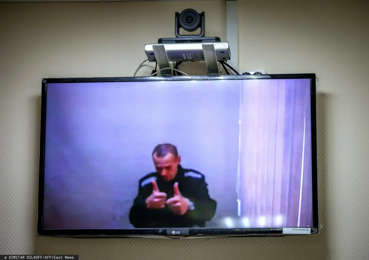 Aleksiej Nawalny na ekranie telewizora.