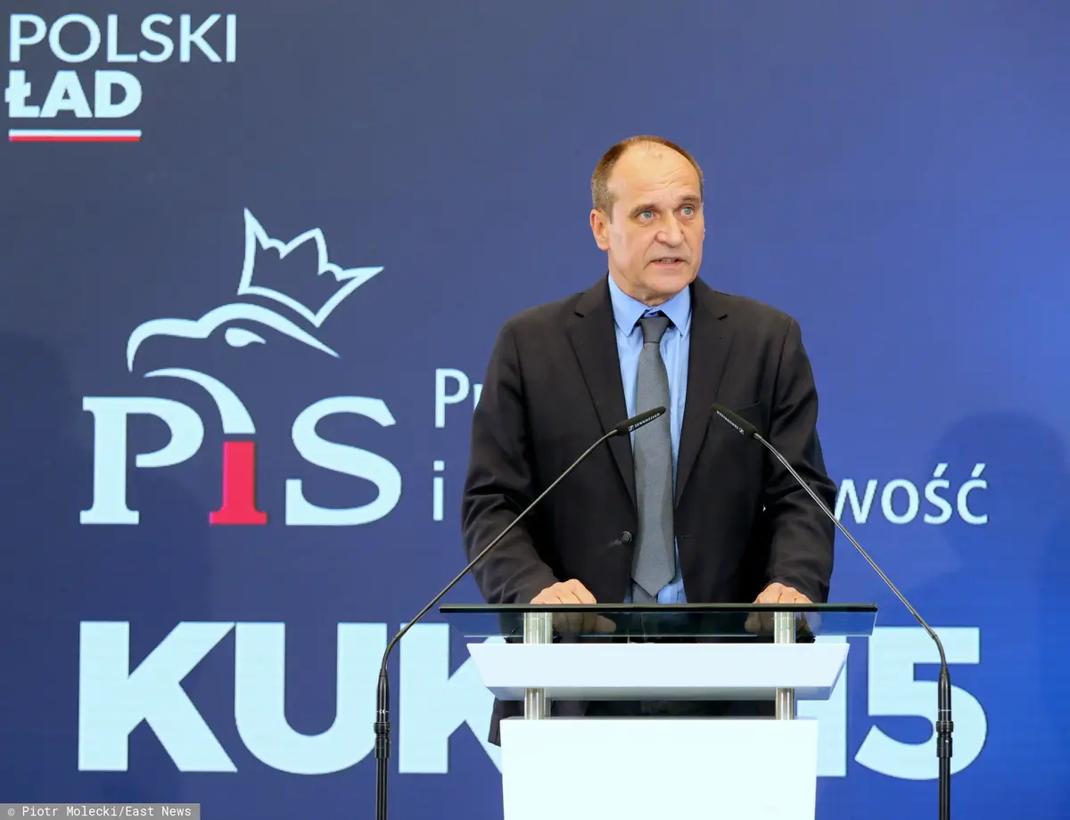 Paweł Kukiz przemawiający do mediów