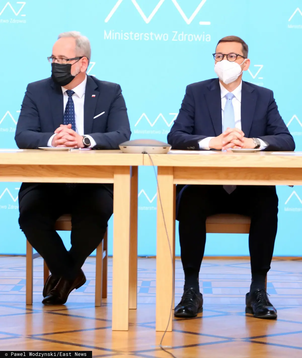 Adam Niedzielski i Mateusz Morawiecki podczas posiedzenia sztabu dotyczącego sytuacji epidemiologicznej