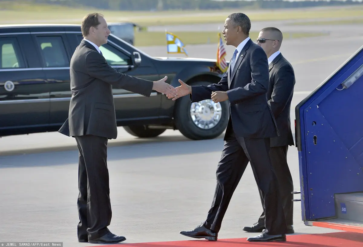 Mark Brzezinski wita Baracka Obamę na lotnisku.
