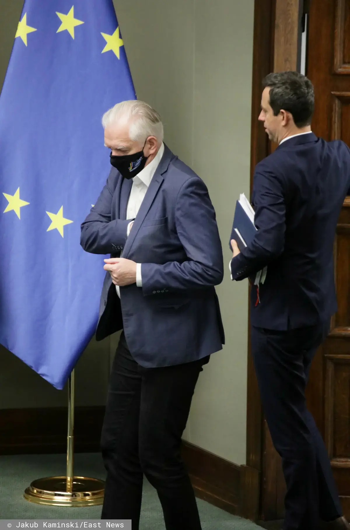 Jarosław Gowin w Sejmie na tle flagi Unii Europejskiej