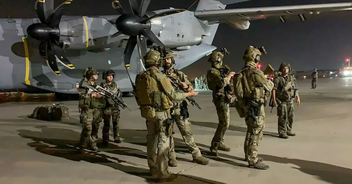 Amerykańscy żołnierze przy samolocie