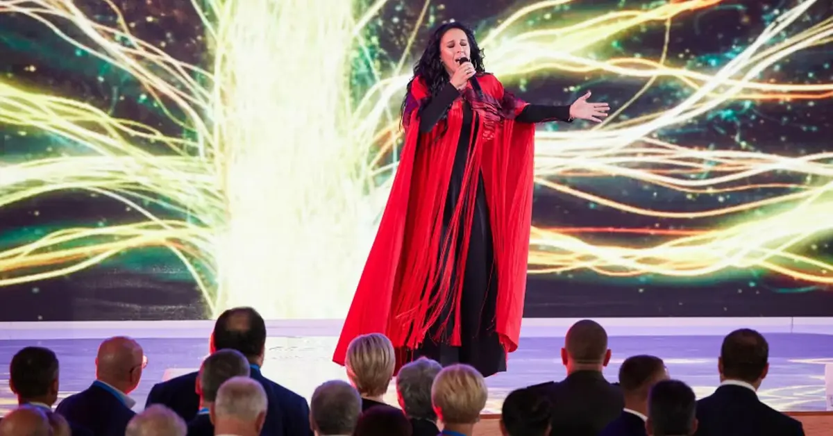 Ukraińska piosenkarka w czerwonym stroju na Eurowizji.