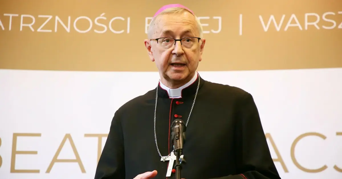 Arcybiskup Stanisław Gądecki z krzyżem biskupim na szyi patrzy w obiektyw w czasie konferencji