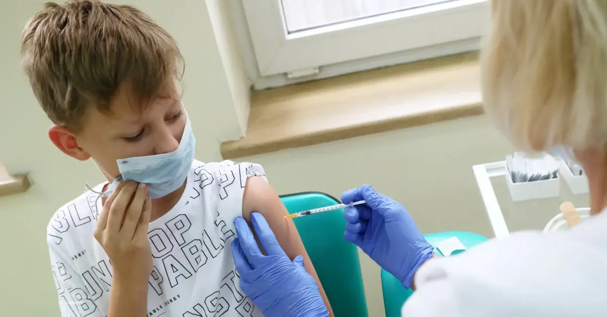 dziecko przyjmujące szczepionkę