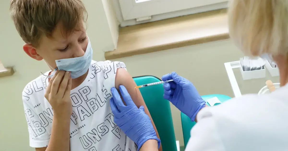 dziecko przyjmujące szczepionkę