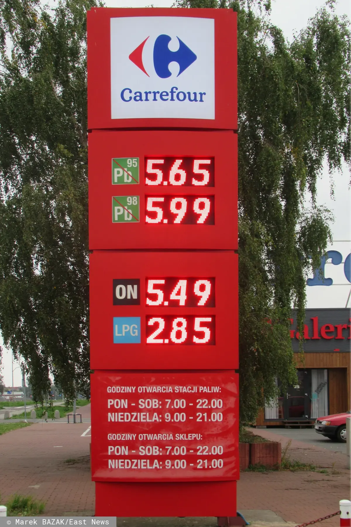 Wojewodztwo zachodniopomorskie Szczecin N/z ceny paliw na stacji benzynowej nalezacej do Carrefour
