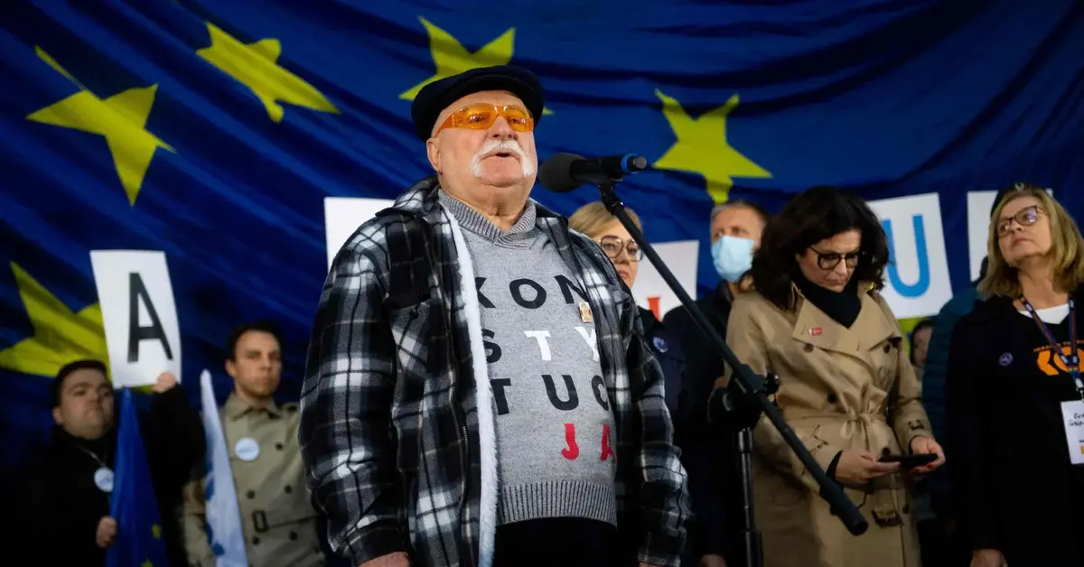 Lech Wałęsa na tle flagi Unii Europejskiej