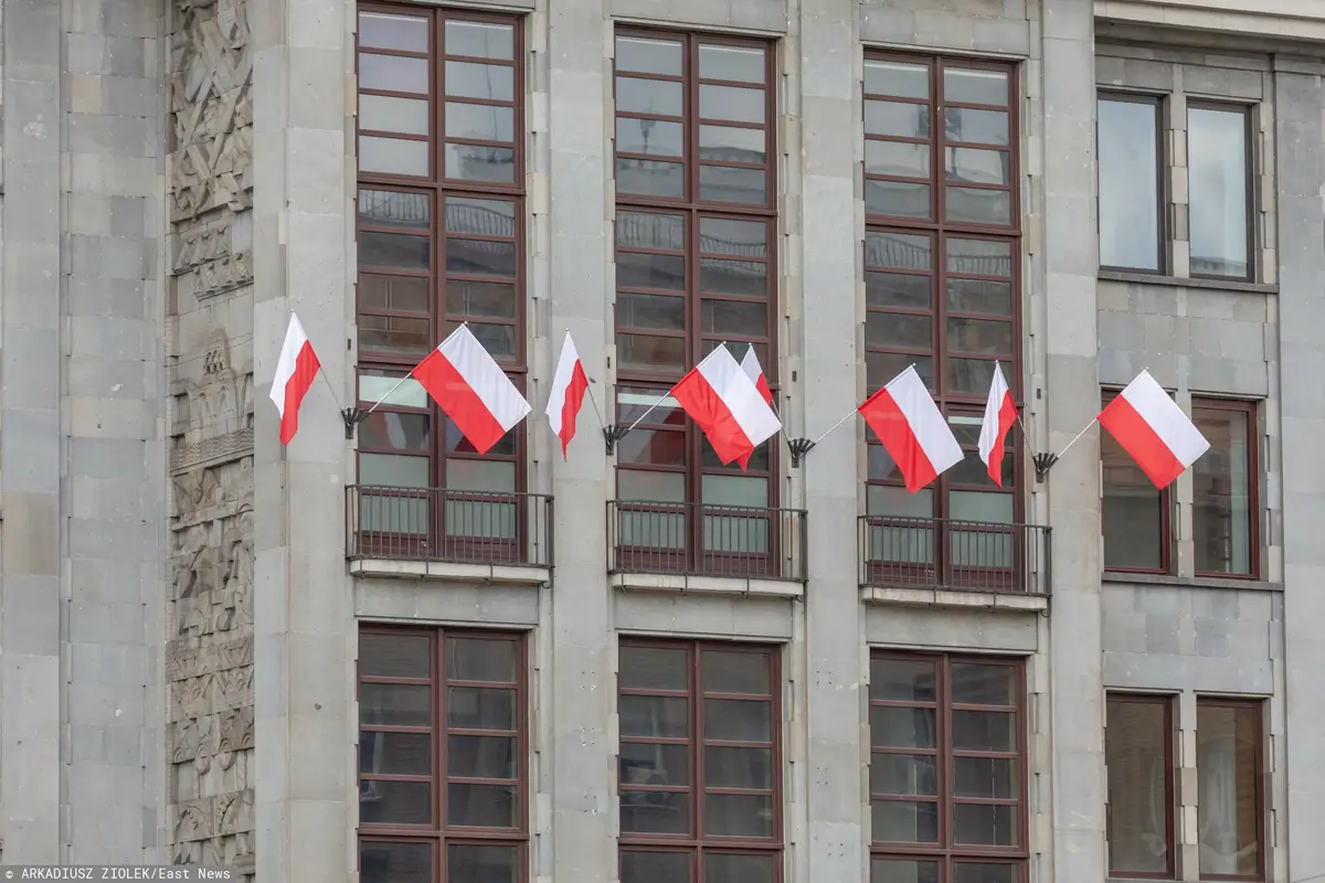 Flagi Polski wywieszone na budynku 