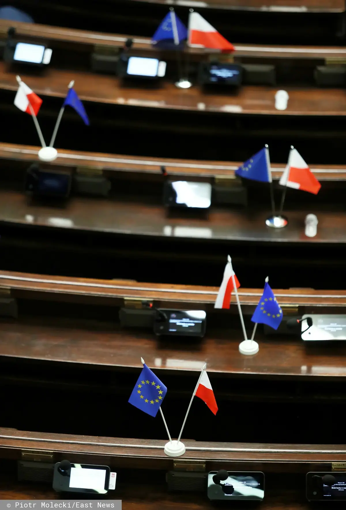 Flagi UE i Polski na pulpitach posłów na 39. posiedzeniu Sejmu IX kadencji