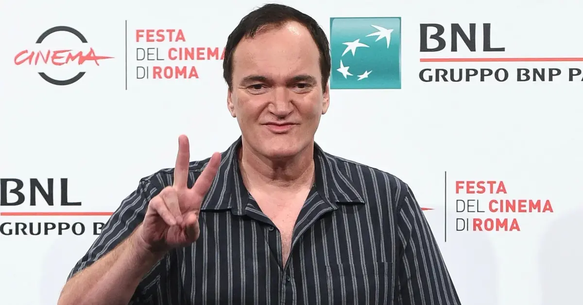 Quentin Tarantino w koszuli pokazuje znak Victorii.