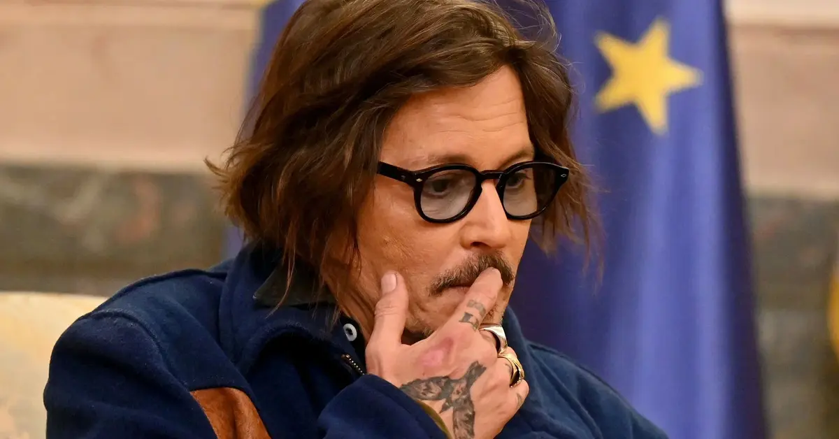 Johnny Depp zastanawia się.