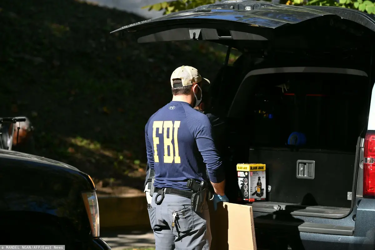 Agen FBI stoi tyłem w bluzie z napisem FBI