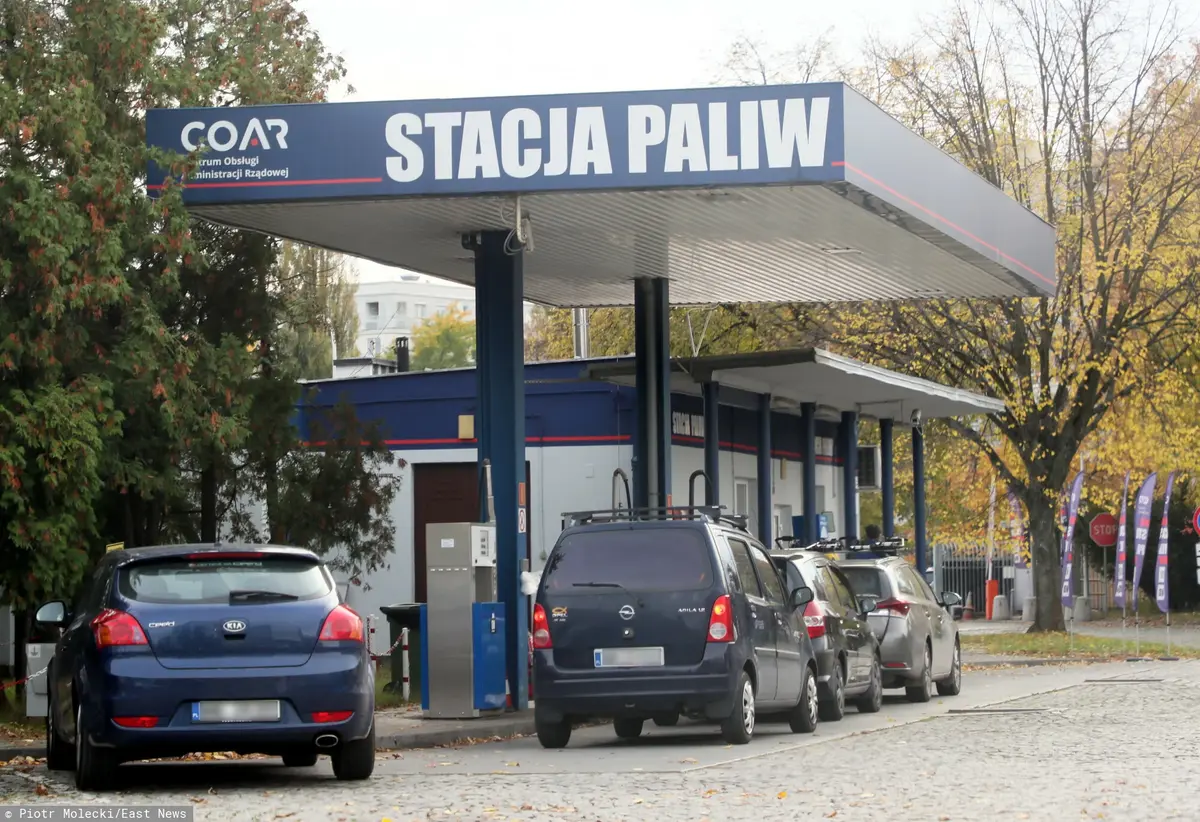 Stacja paliw na terenie Centrum Obsługi Administracji Rządowej przy ul. Powsińskiej. Stacja jest ogólnodostępna, a ceny benzyny o kilka gorszy niższe, niż na większości stacji w stolicy.