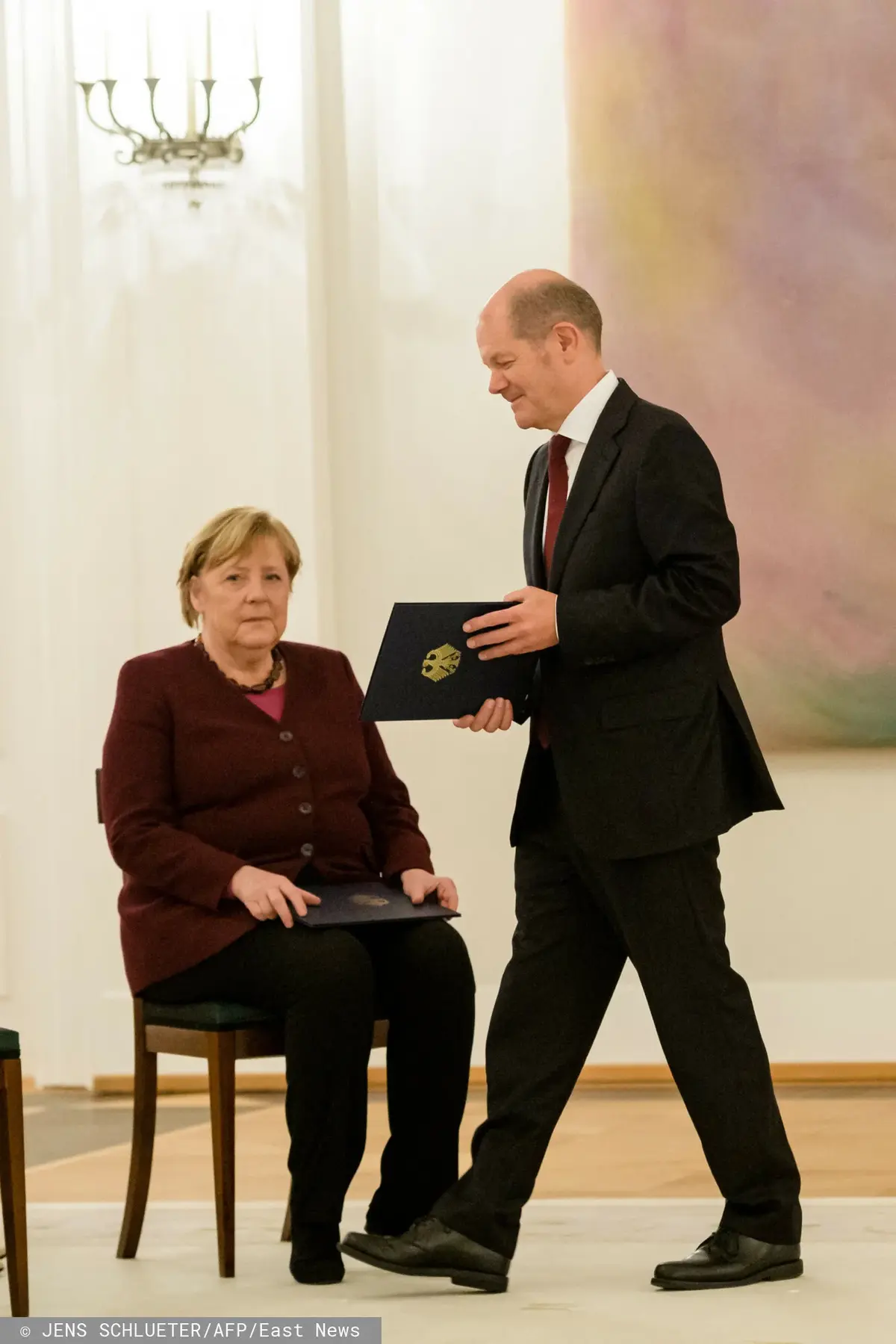 Olaf Scholz i Angela Merkel podczas oficjalnej ceremonii dymisji Merkel