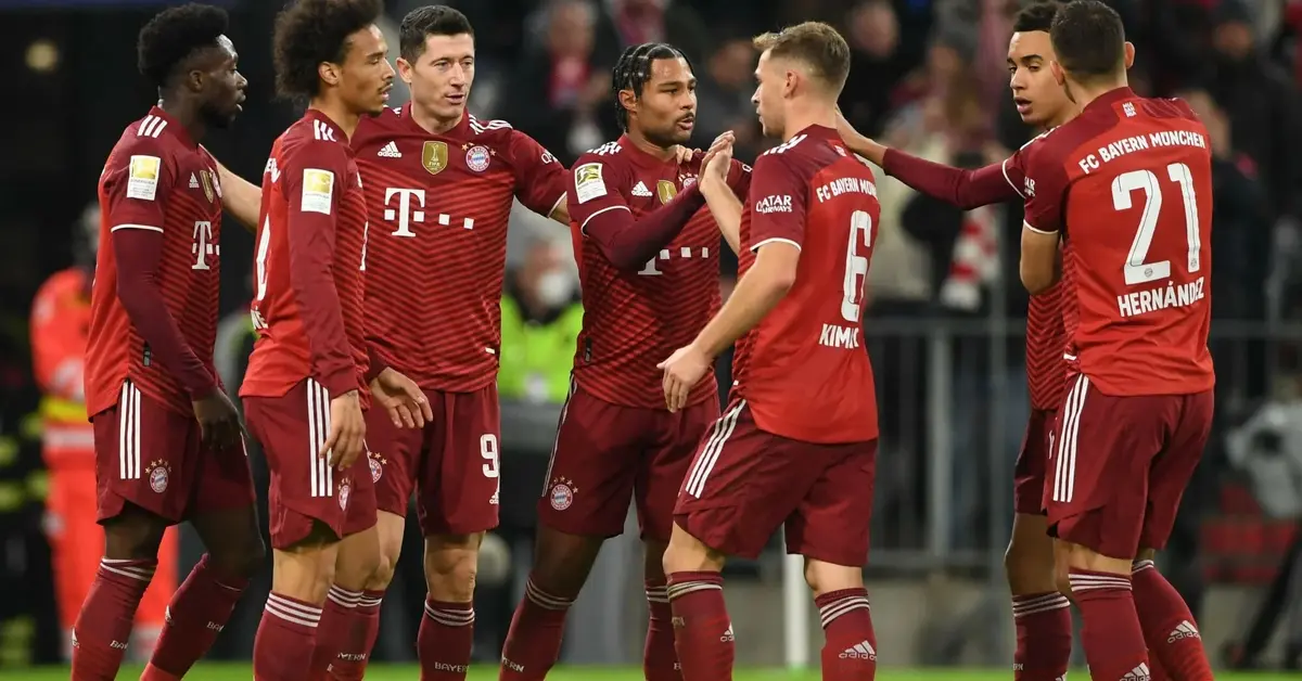 Piłkarze Bayernu Monachium cieszący się ze zdobytego gola