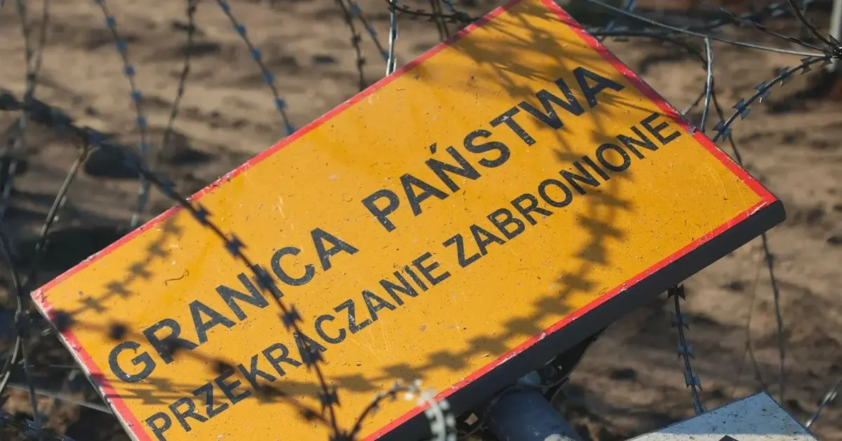 tablica przedstawiająca granicę Polski leżąca na ziemi