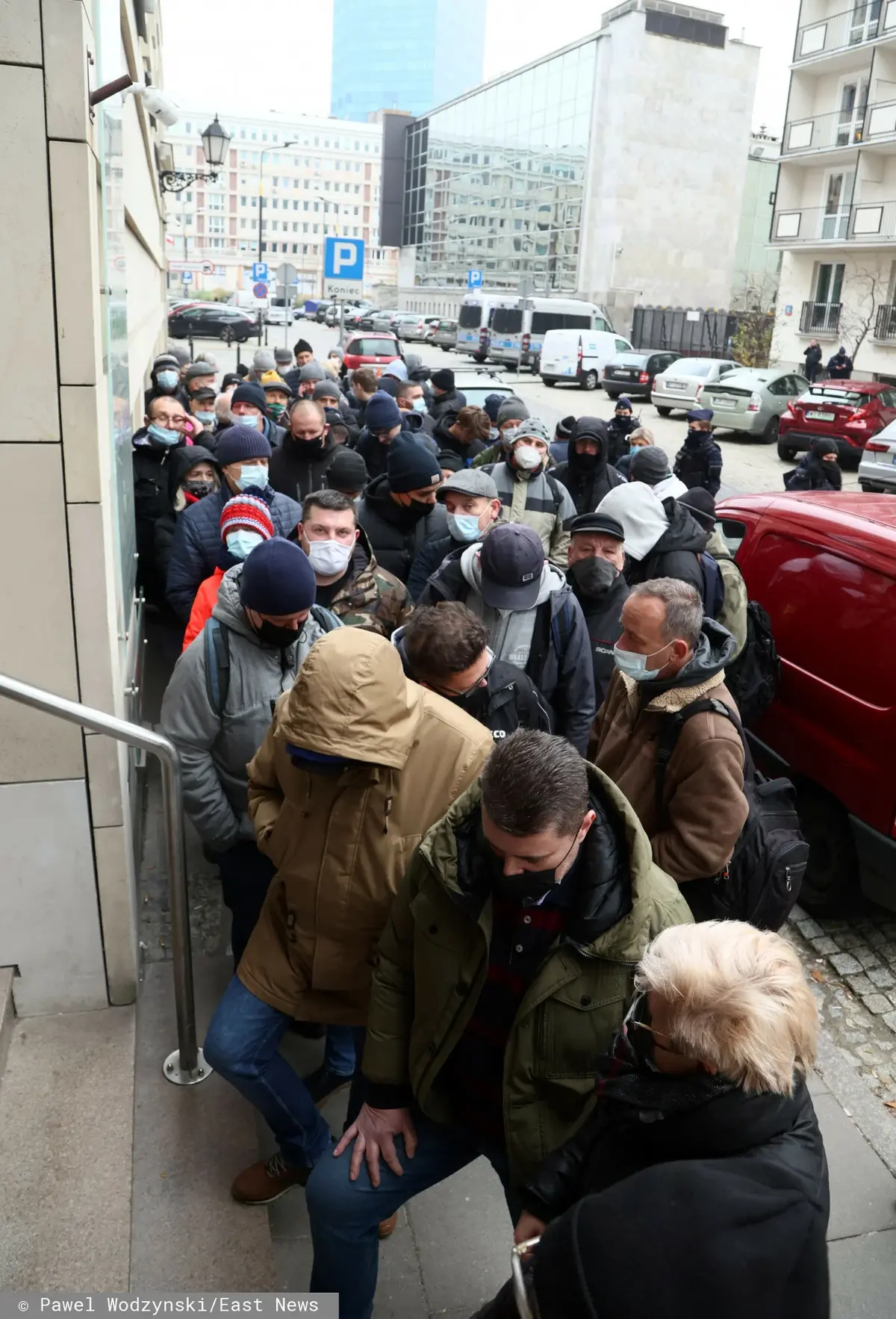 Długa kolejka przed warszawskim oddziałem Narodowego Banku Polskiego w dniu emisji banknotu z Kaczyńskim