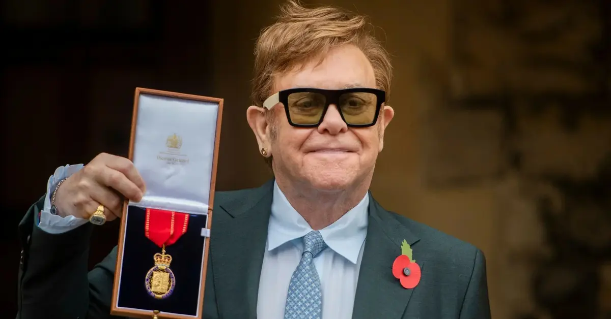 Elton John z brytyjskim orderem.