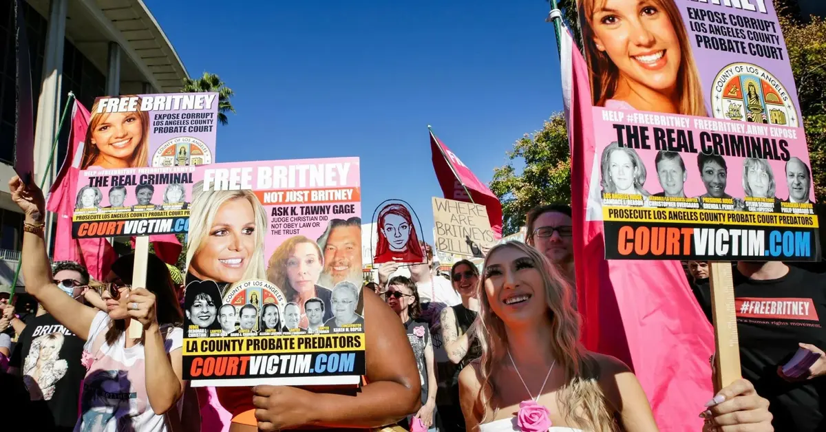 Protestujący w imię "Free Britney"