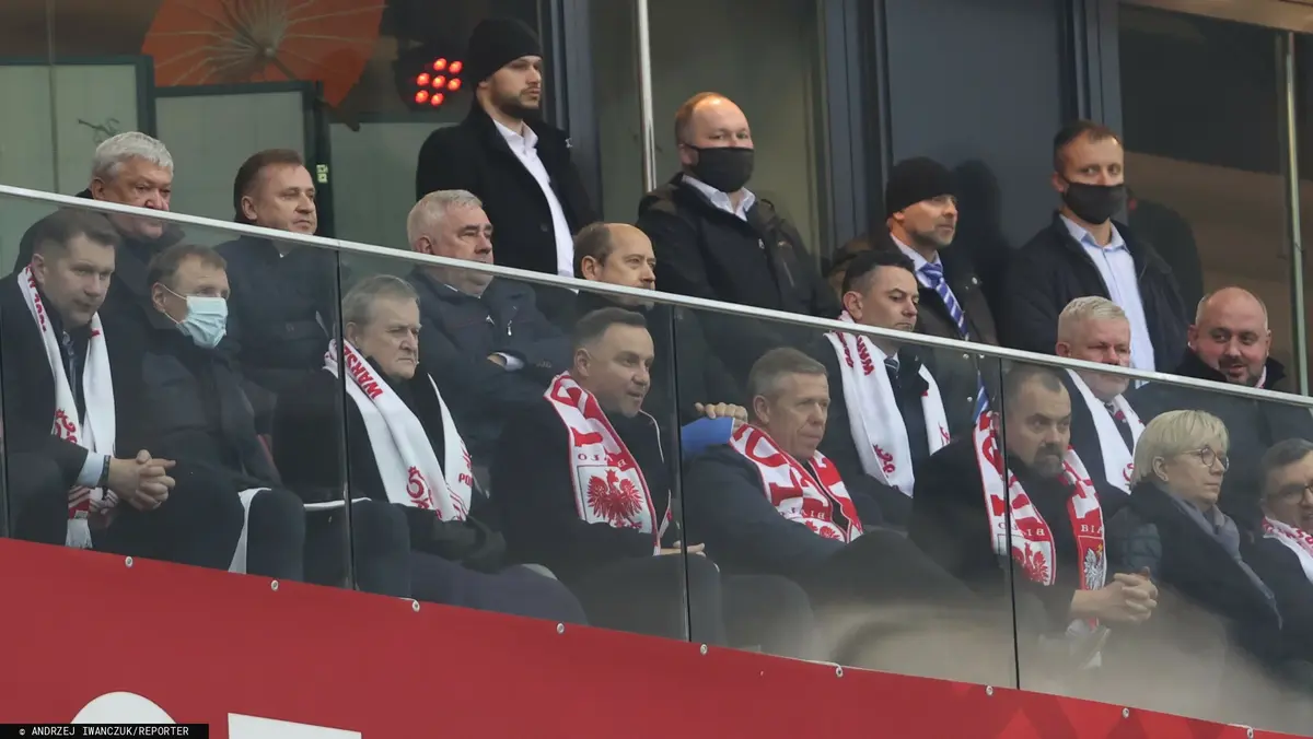Prezydent Duda ogląda mecz reprezentacji Polski.