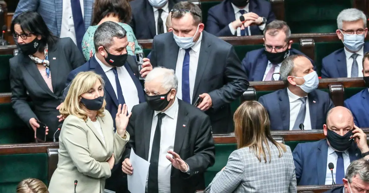 Posłowie PiS w Sejmie zgromadzeni wokół Jarosława Kaczyńskiego.