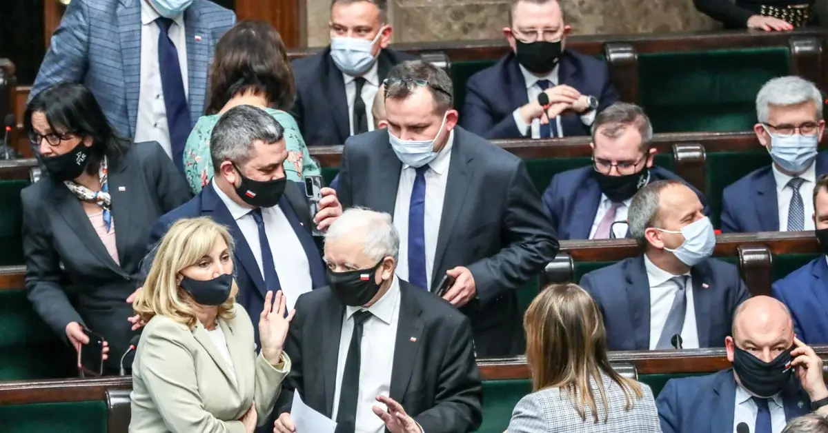 Posłowie PiS w Sejmie zgromadzeni wokół Jarosława Kaczyńskiego.