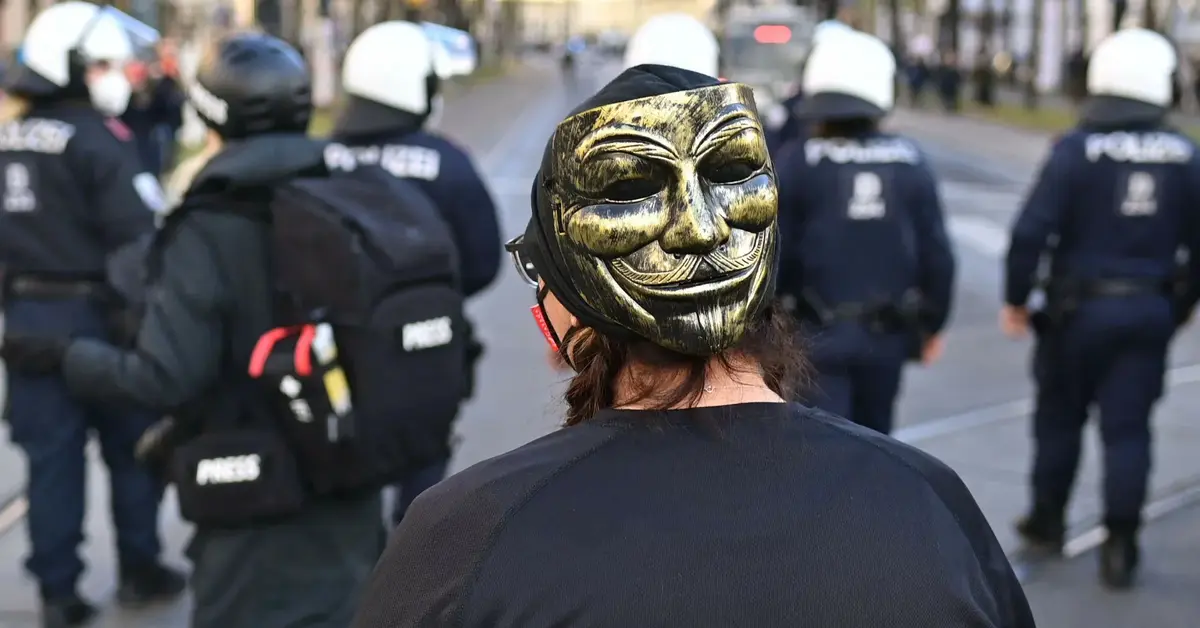 Protestujący w masce Anonymous