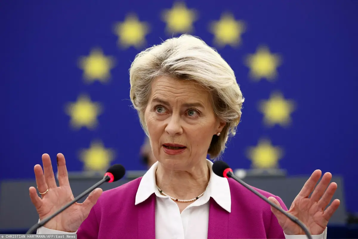 Ursula von der Leyen na tle symbolu UE 